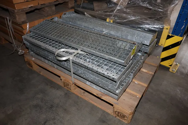 Konvolut Metall Treppenstufen Maße: 100 x 23,5 cm